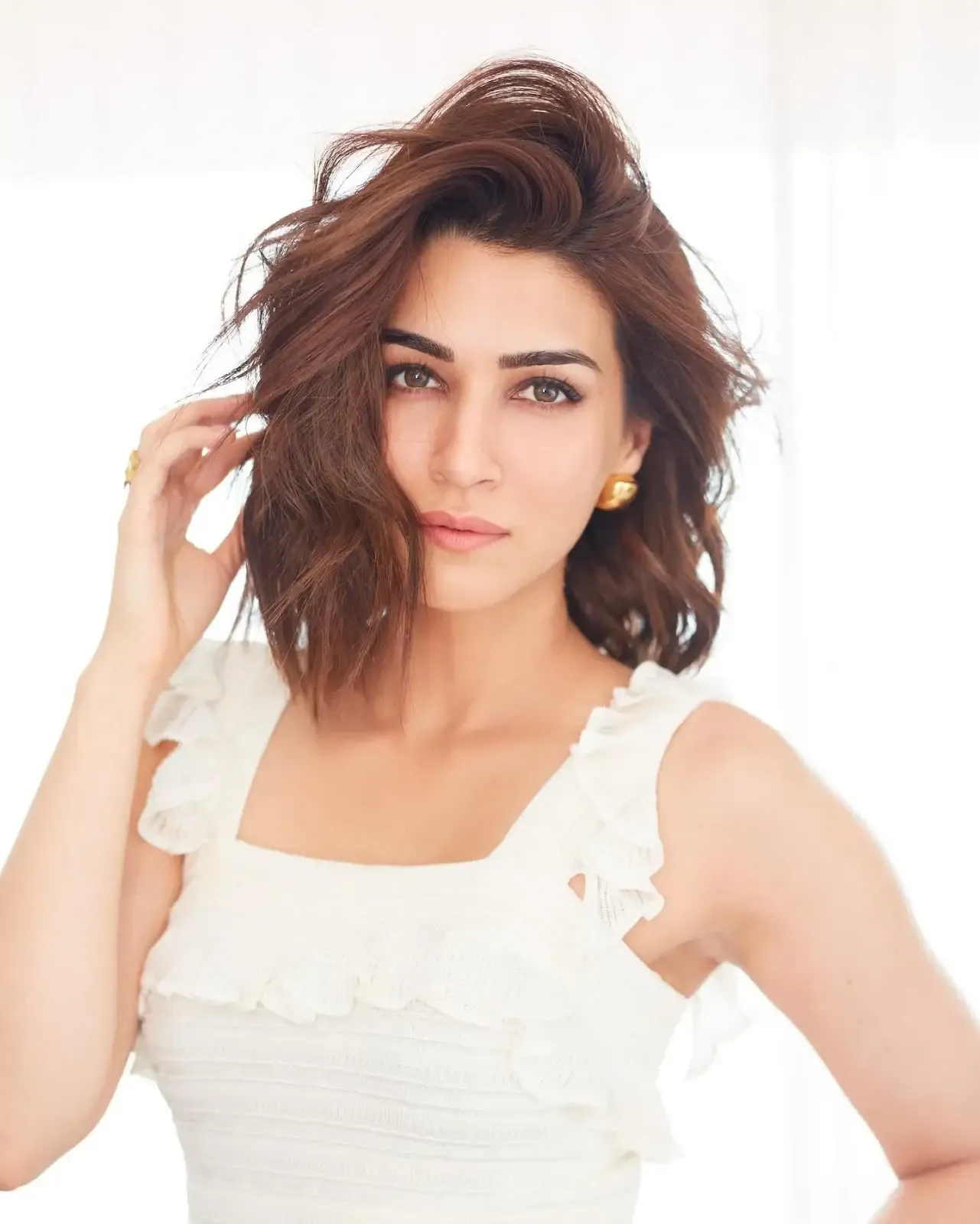 SOUTH INDIAN ACTRESS KRITI SANON PHOTOSHOOT IN WHITE DRESS 6